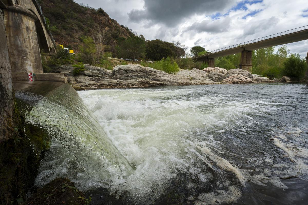 La Agencia Catalana del Agua realiza dos hidropuntas en el río Ter con incremento de caudal dos veces por semana durante seis horas para mantener su calidad ambiental y permitir la supervivencia de la fauna sin merma de consideración en las reservas de agua.