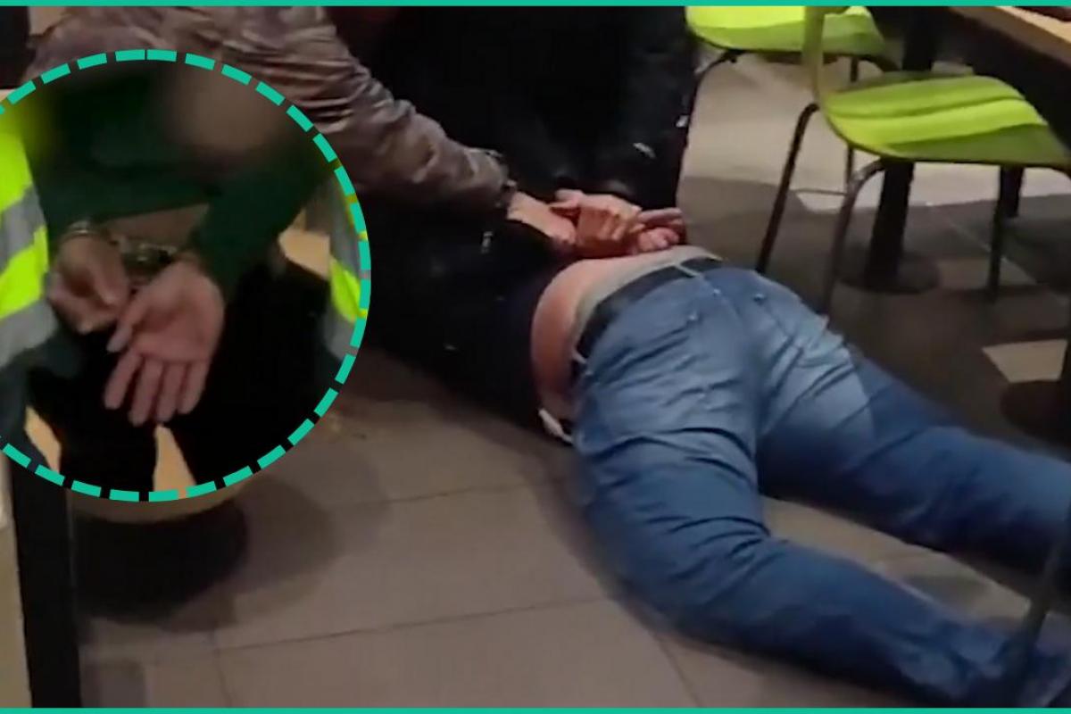 Momento de la detención de uno de los dos arrestados por secuestrar a un ciudadano sueco en Málaga y exigirle un rescate de medio millón de euros en criptomonedas.