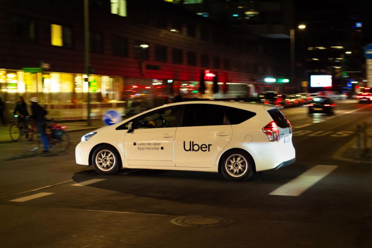 Un vehículo de Uber circula de noche por las calles de Berlín.