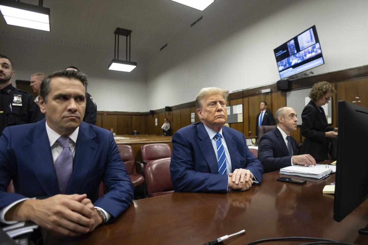 Donald Trump, entre sus abogados, asiste al primer día del juicio del caso Stormy Daniels.