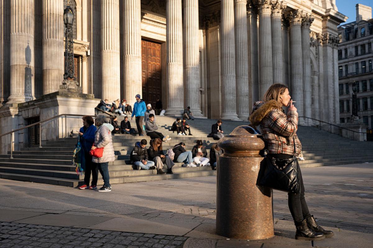 Una joven fumándose un pitillo ante las puertas de la catedral de St Paul's, en Londres (Reino Unido).