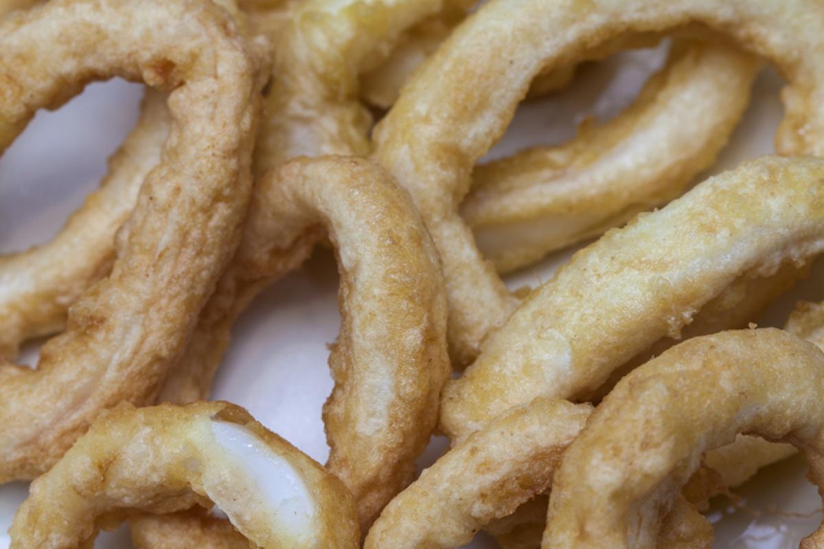 Imagen de archivo de anillas de calamar rebozadas.