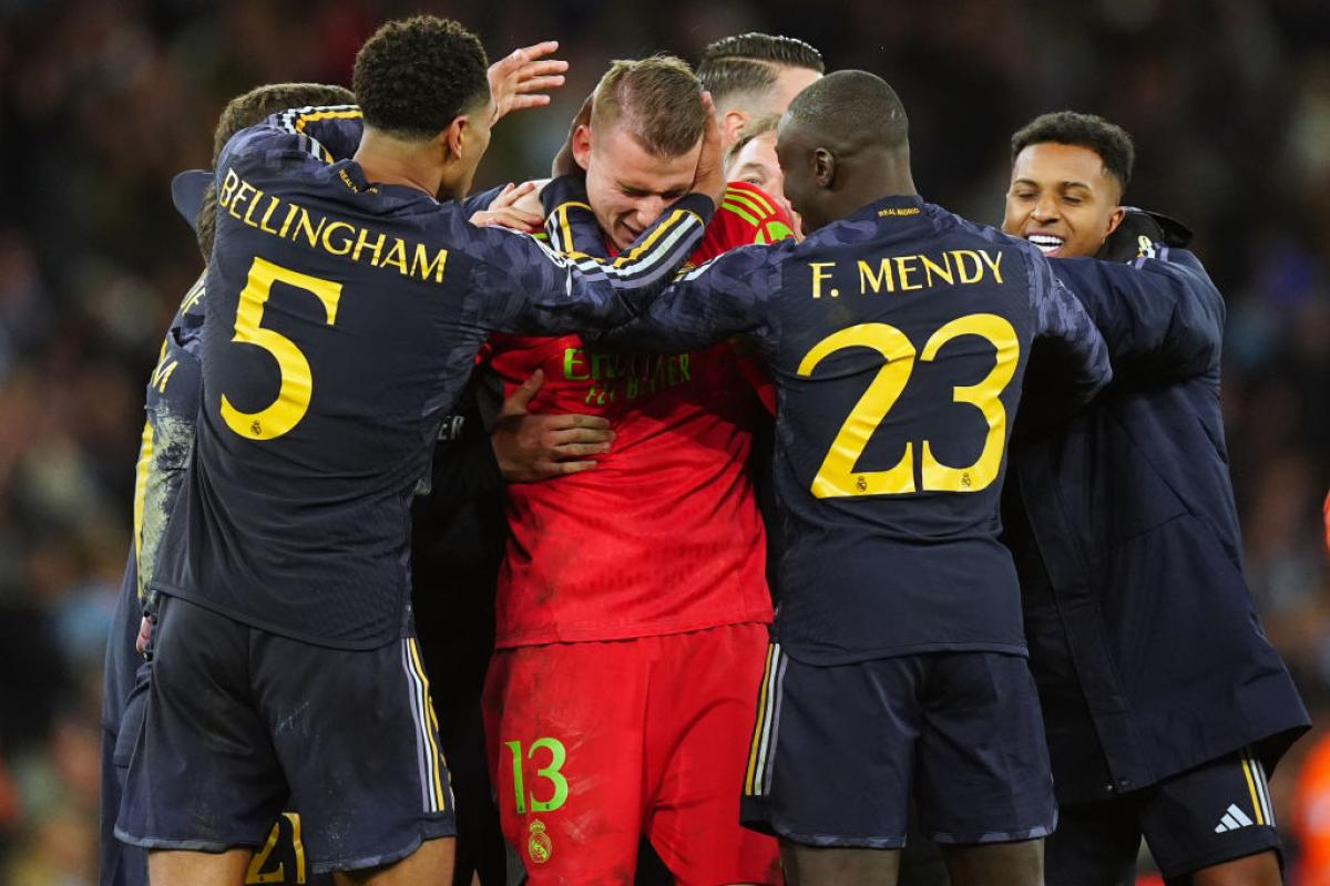 Lunin, portero del Real Madrid, felicitado después de ganar al Manchester City.