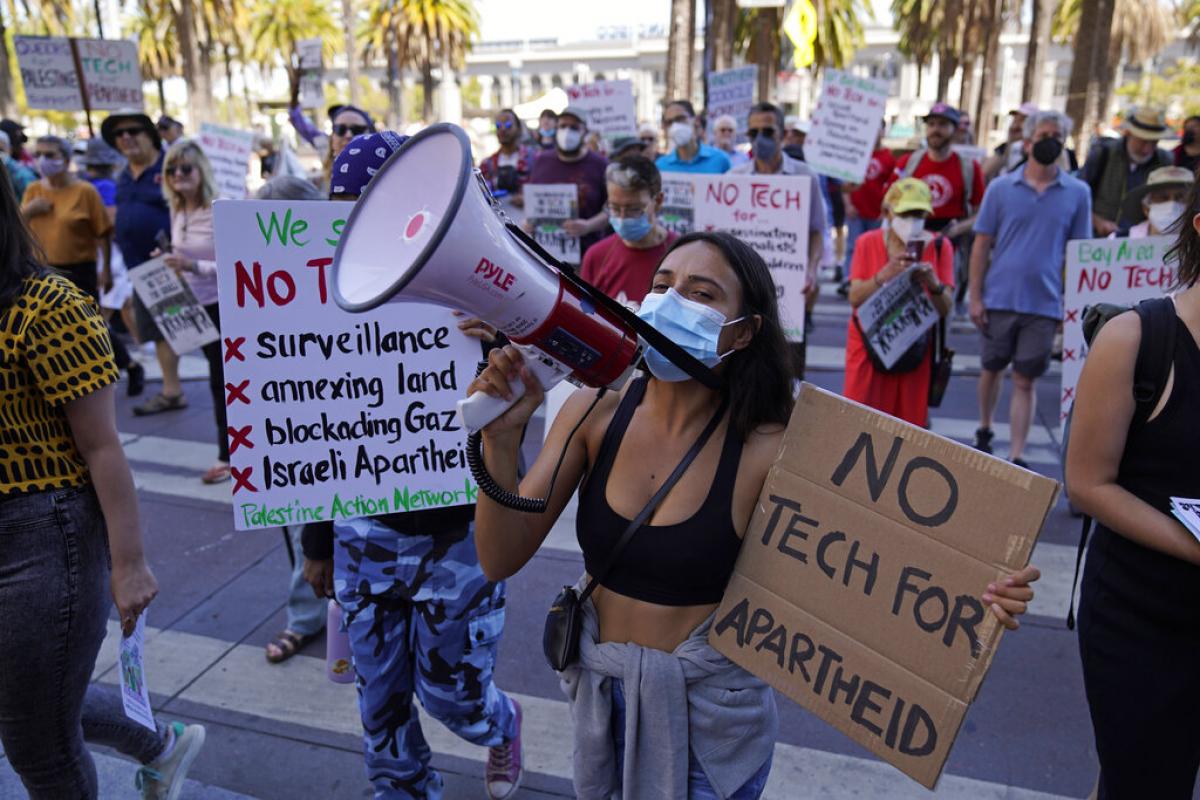 Trabajadores de tecnológicas protestan contra Google y Amazon por sus contratos con el gobierno israelí.