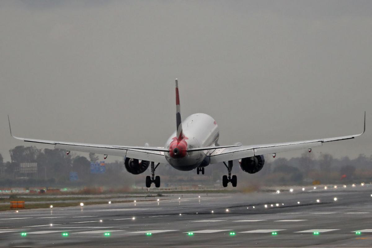 Un avión, en pleno aterrizaje
