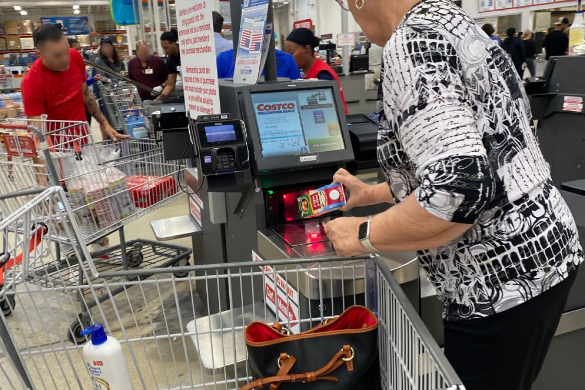 Una clienta de Costco paga por su compra en un supermercado de Florida.