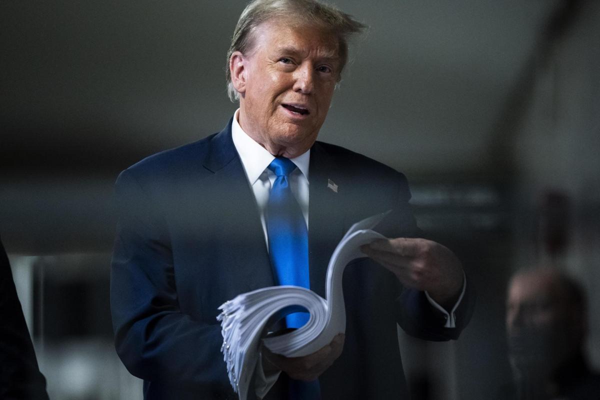 Donald Trump, a su salida de la sala en la que desarrolla el juicio por los pagos a una actriz porno para comprar su silencio.