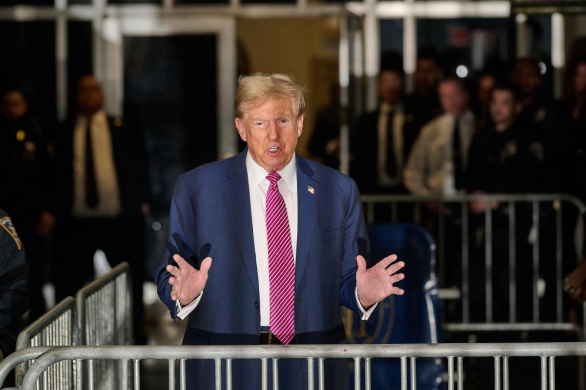 Donald Trump posa a su entrada a la Corte de Manhattan