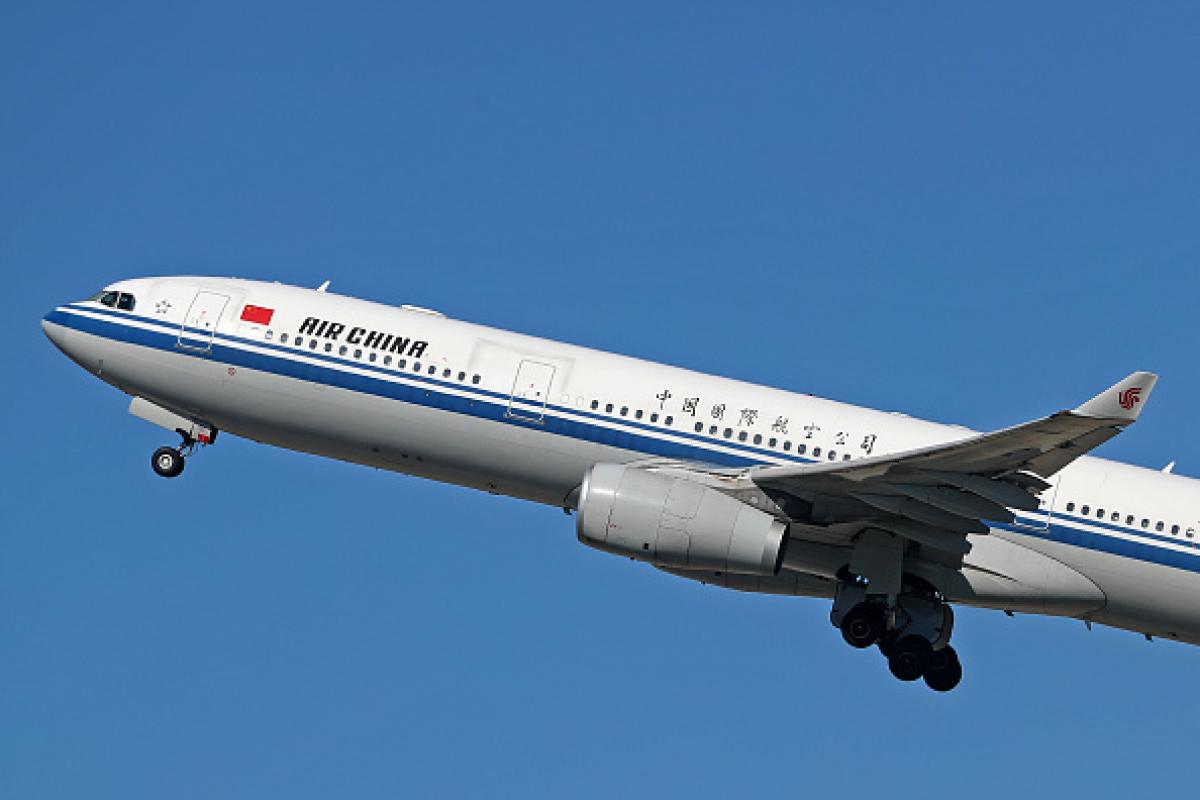 Imagen de archivo de un Airbus A330-343 de la aerolínea Air China despegando desde el aeropuerto de El Prat (Barcelona).