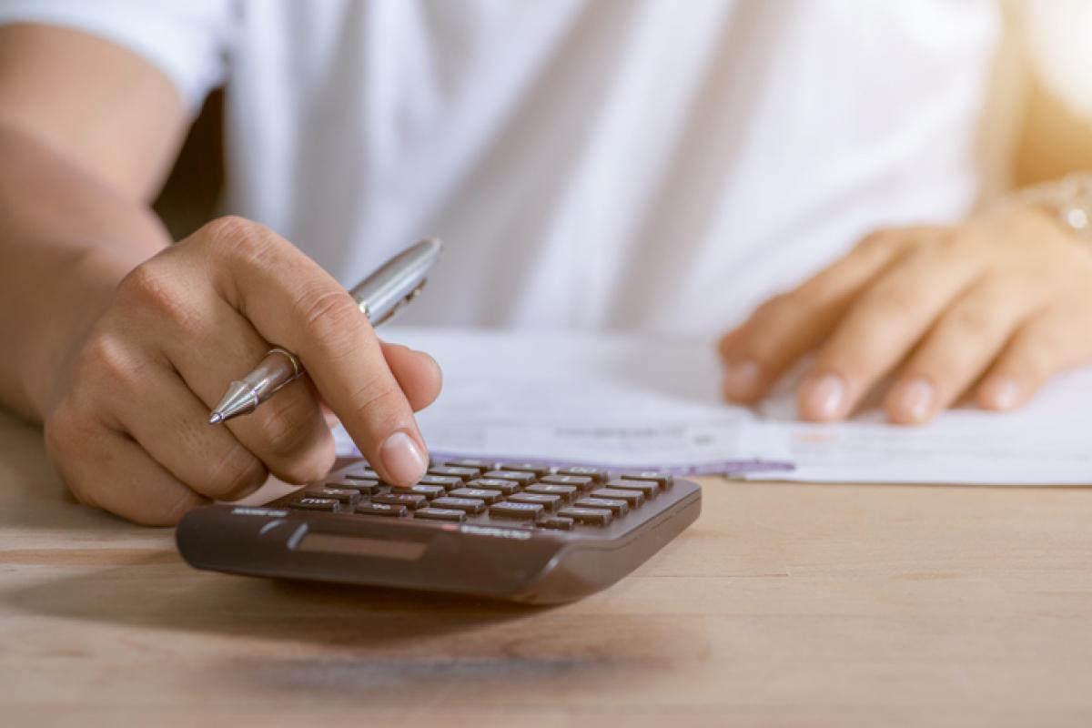 Imagen de archivo de una persona realizando cálculos.