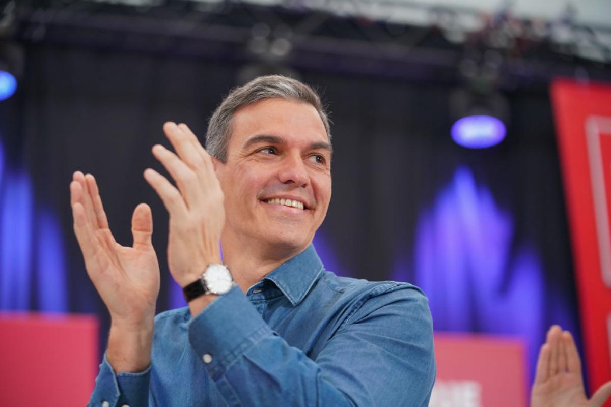 Pedro Sánchez aplaude en un mitin del PSOE-PSE por las elecciones vascas