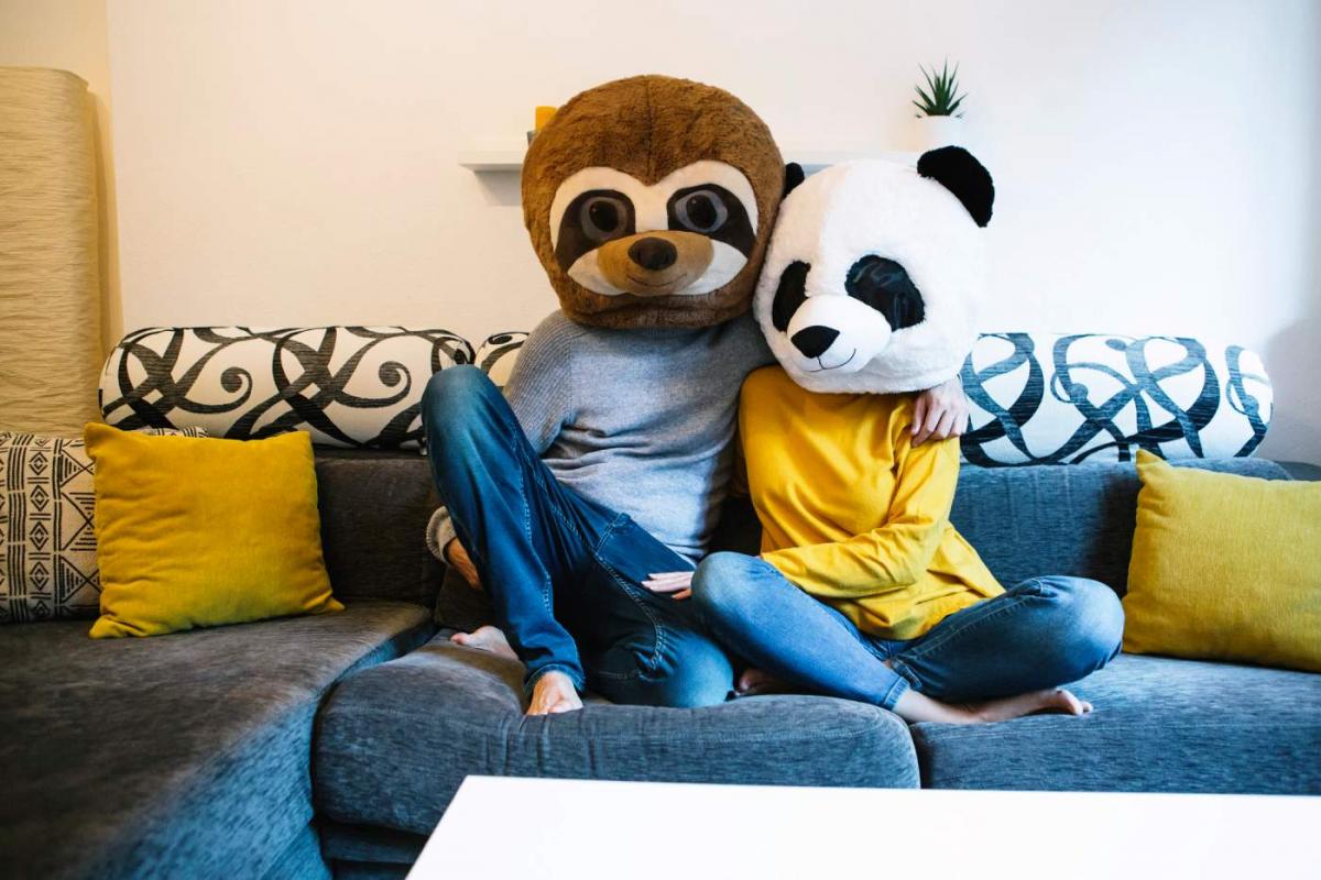 Pareja vestida de forma extraña