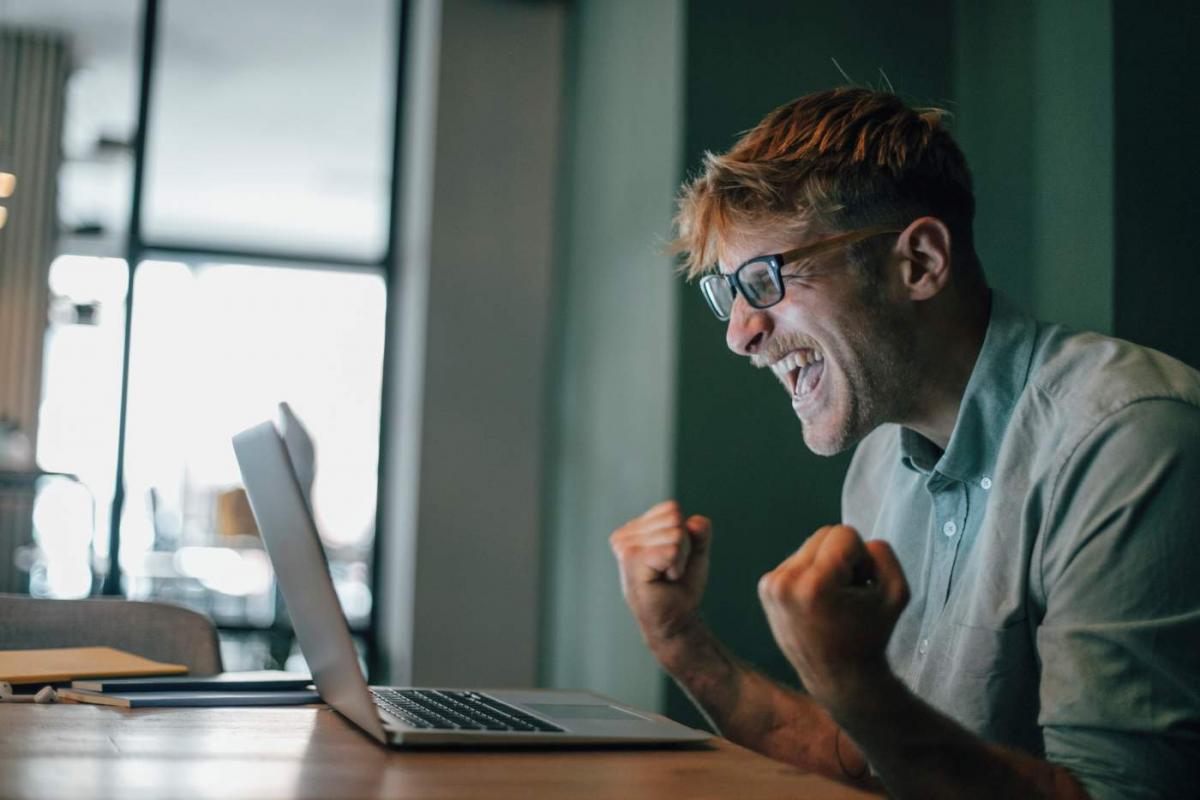 Usuario pasándolo en grande en su ordenador