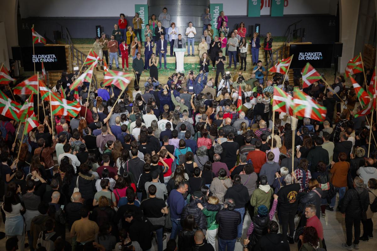 El candidato de EH Bildu, Pello Otxandiano, celebra los resultados de su formación en las elecciones vascas.