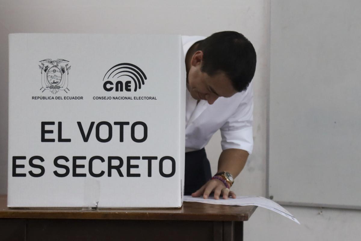 El presidente Daniel Noboa participa en el referéndum propuesto este domingo.