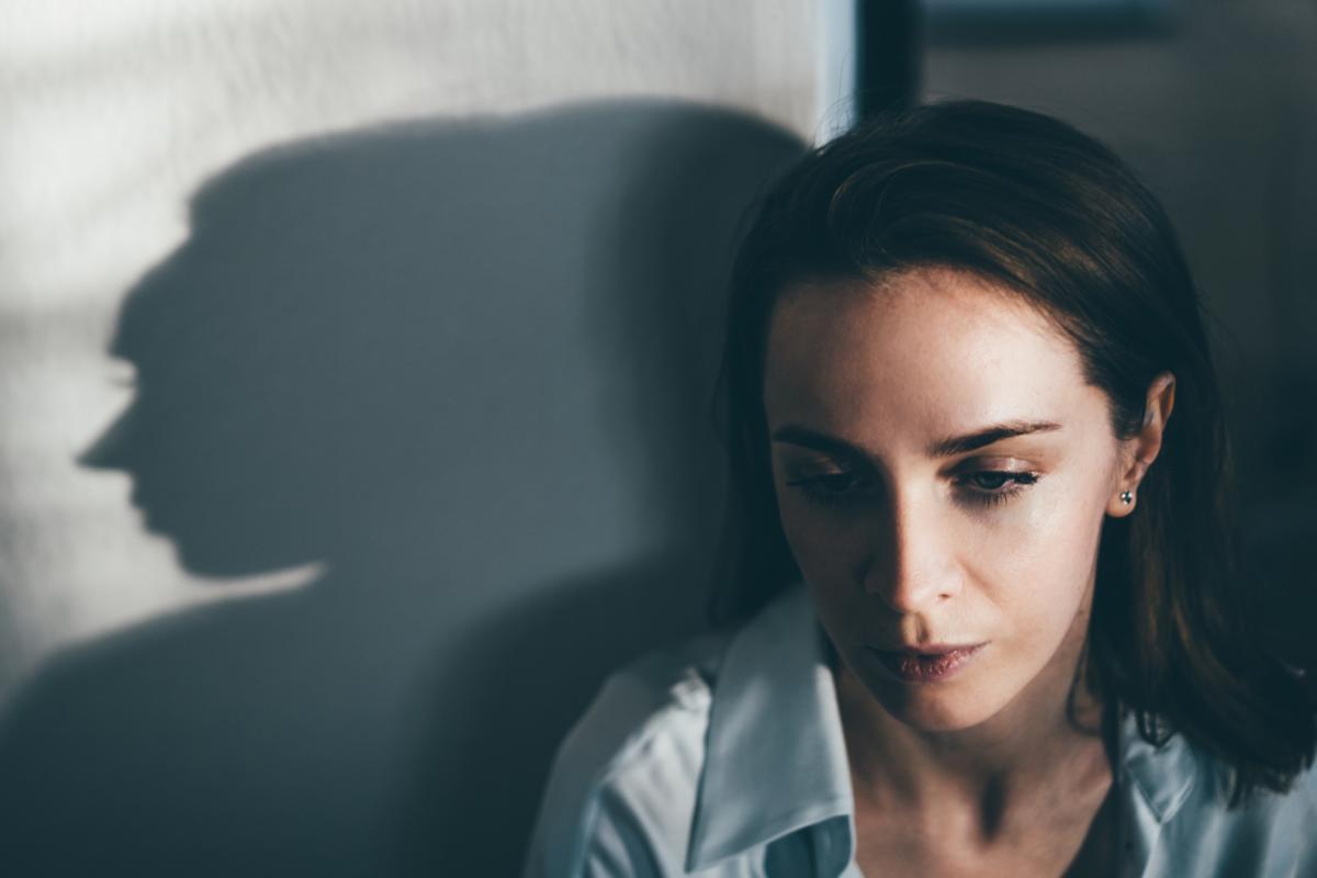 Imagen de archivo de una mujer pensando sobre sus problemas.