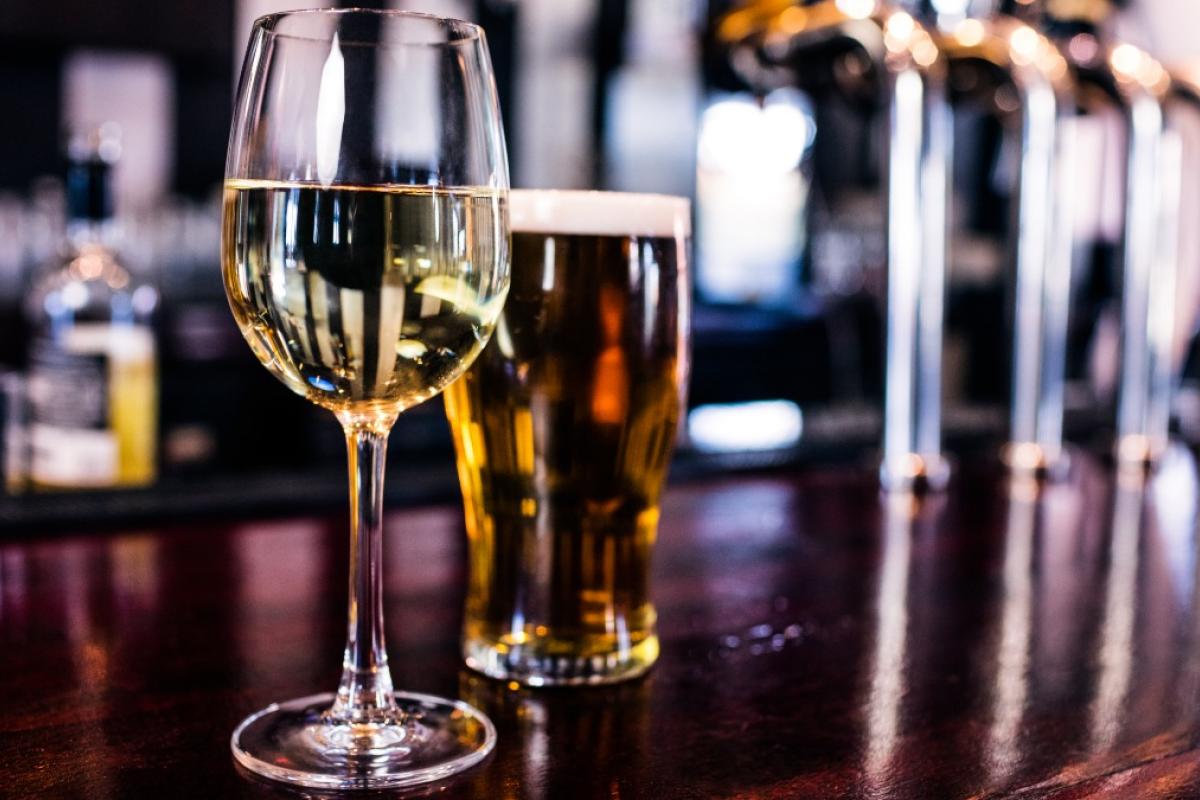 Una copa de vino y una cerveza en una imagen de archivo.