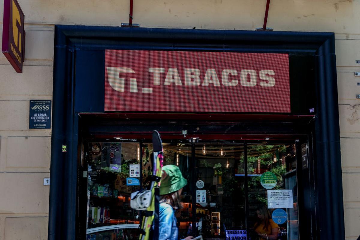 Una persona pasa por delante de un estanco en Madrid.