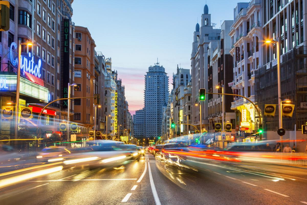 Imagen de archivo de tráfico en la Gran Vía de Madrid.
