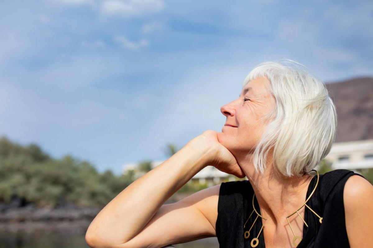Mujer disfrutando del sol
