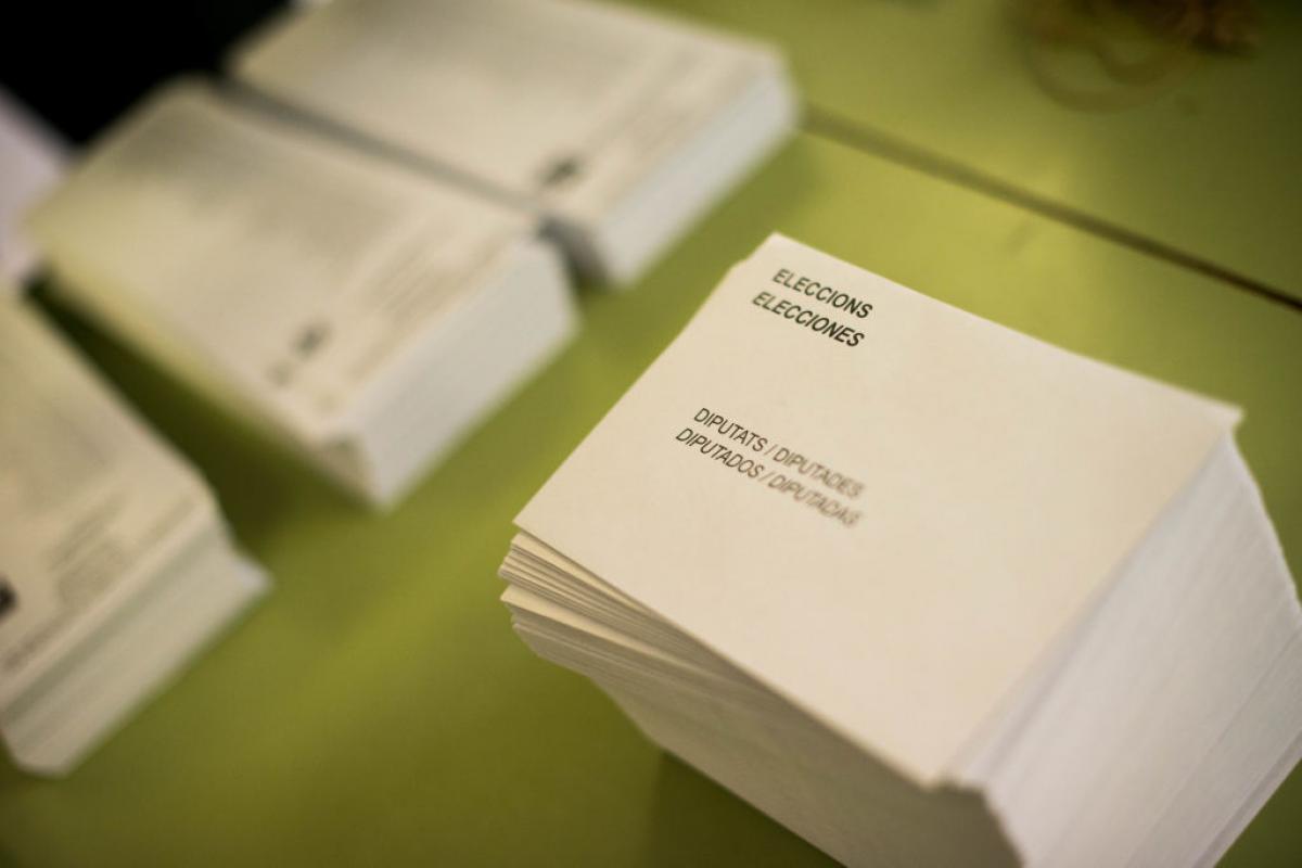 Papeletas en un colegio electoral de Cataluña, en una imagen de archivo