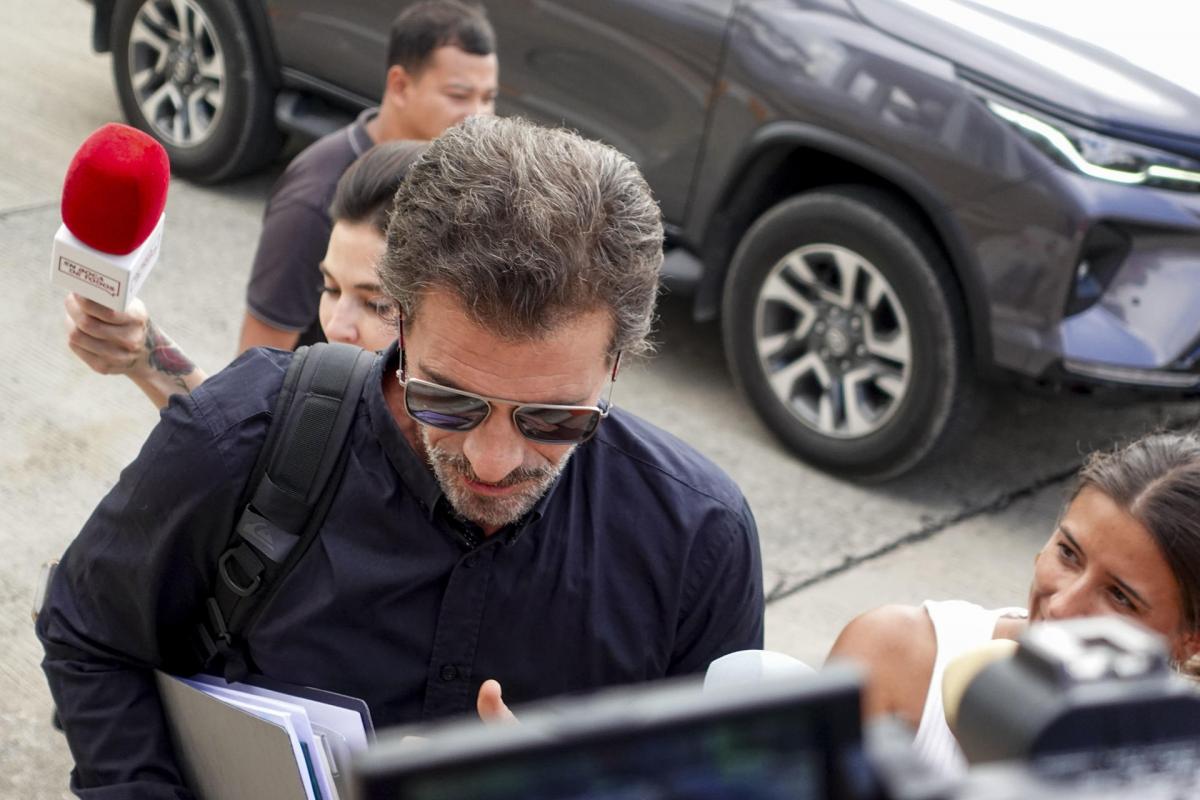 El actor Rodolfo Sancho, padre de Daniel Sancho, llega al tribunal en Tailandia.