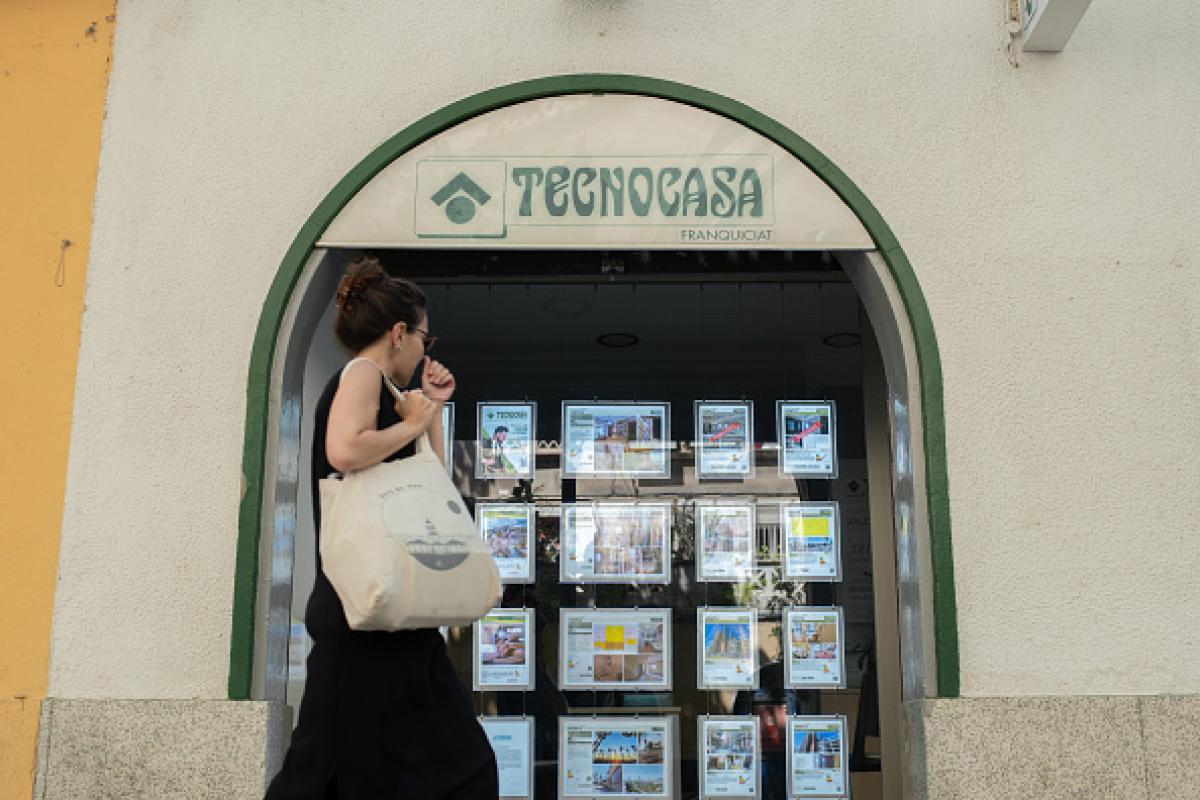 Imagen de archivo de un escaparate de una inmobiliaria en Barcelona.