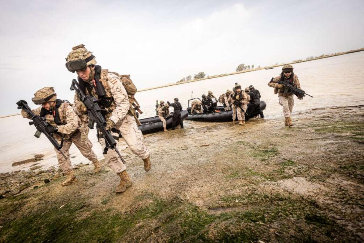 La Infantería de Marina desembarca en la ribera del Guadalquivir.