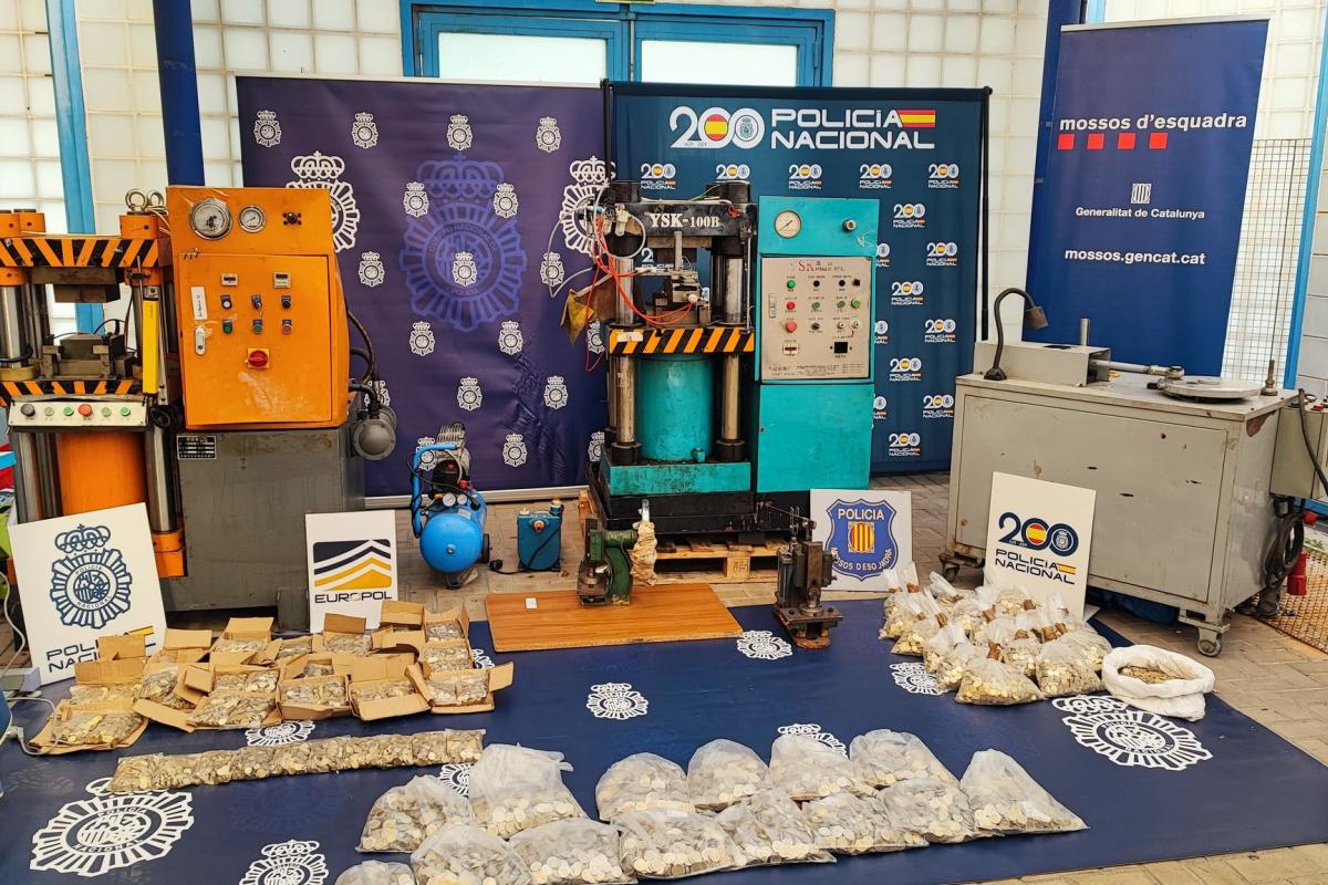 Varias de las pertenencias intervenidas a la trama por los agentes policiales. La maquinaria les permitía producir entre 900 y 1.000 monedas falsas al día.