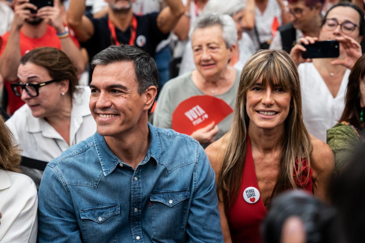 Pedro Sánchez y Begoña Gómez en el cierre de campaña el 21 de julio de 2023.