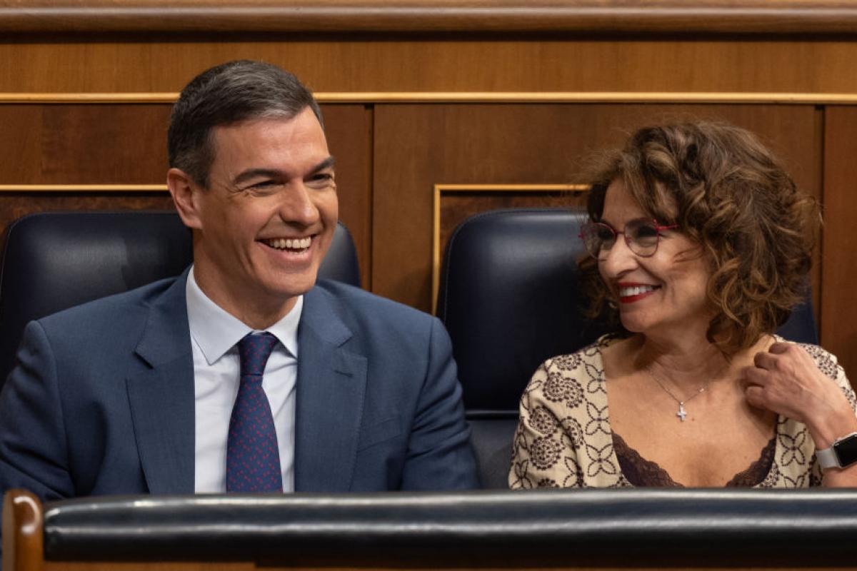 Pedro Sánchez y María Jesús Montero, en un momento de risas en el Congreso hace un mes
