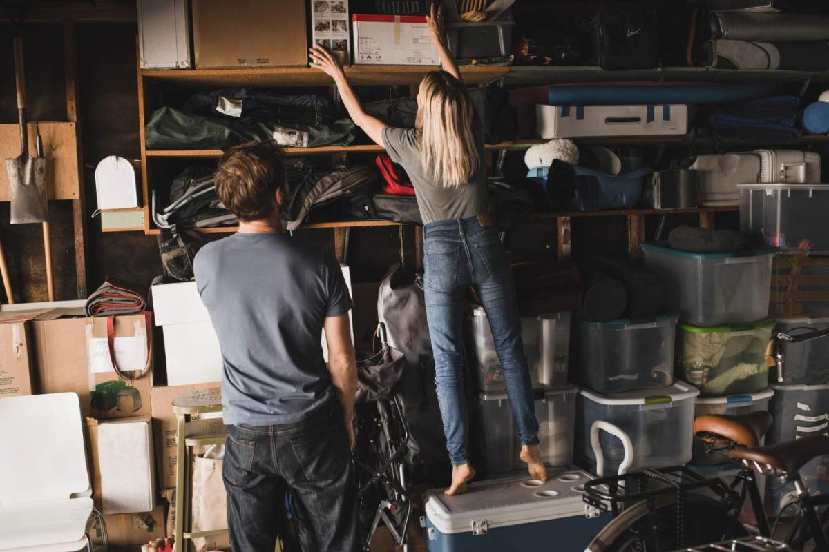 Vecinos arreglando un trastero