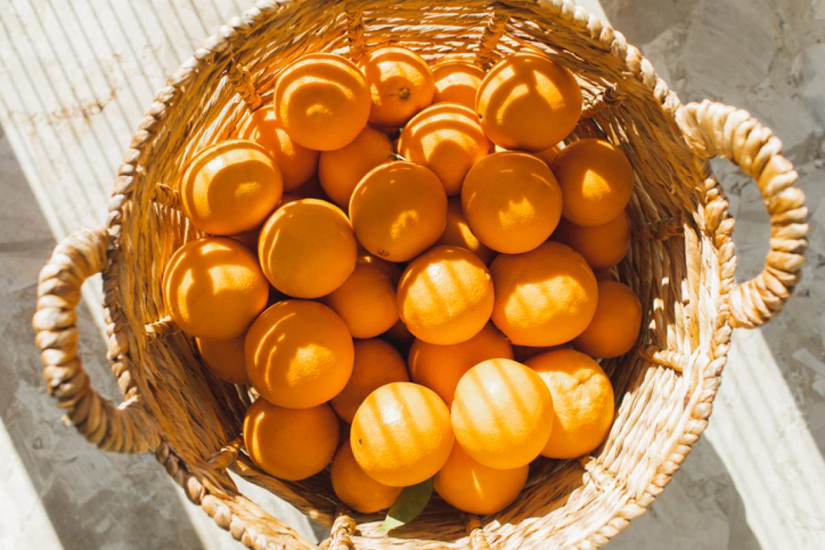 Imagen de archivo de una cesta de naranjas.