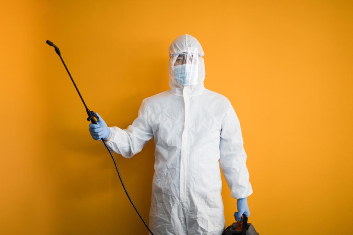 Imagen de archivo de una persona con traje de fumigador.