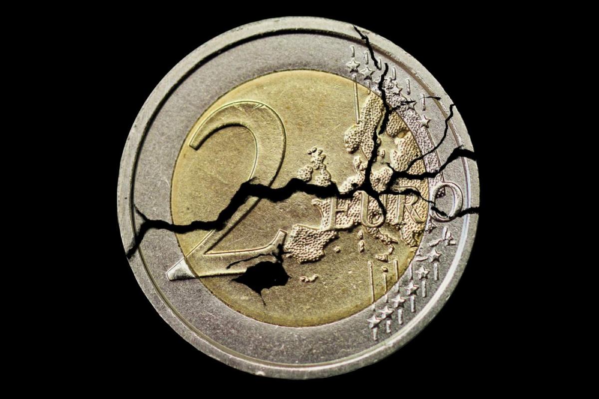 Moneda de dos euros desquebrajada