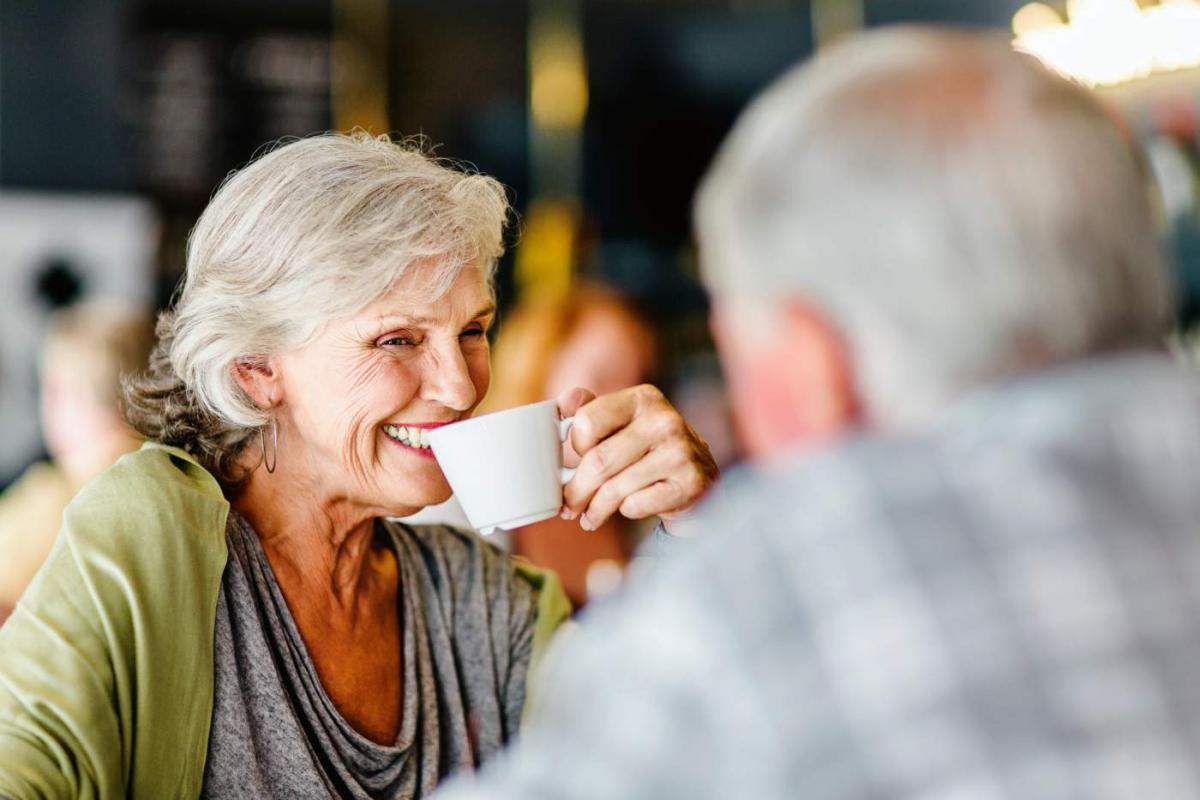Pareja tomando un café