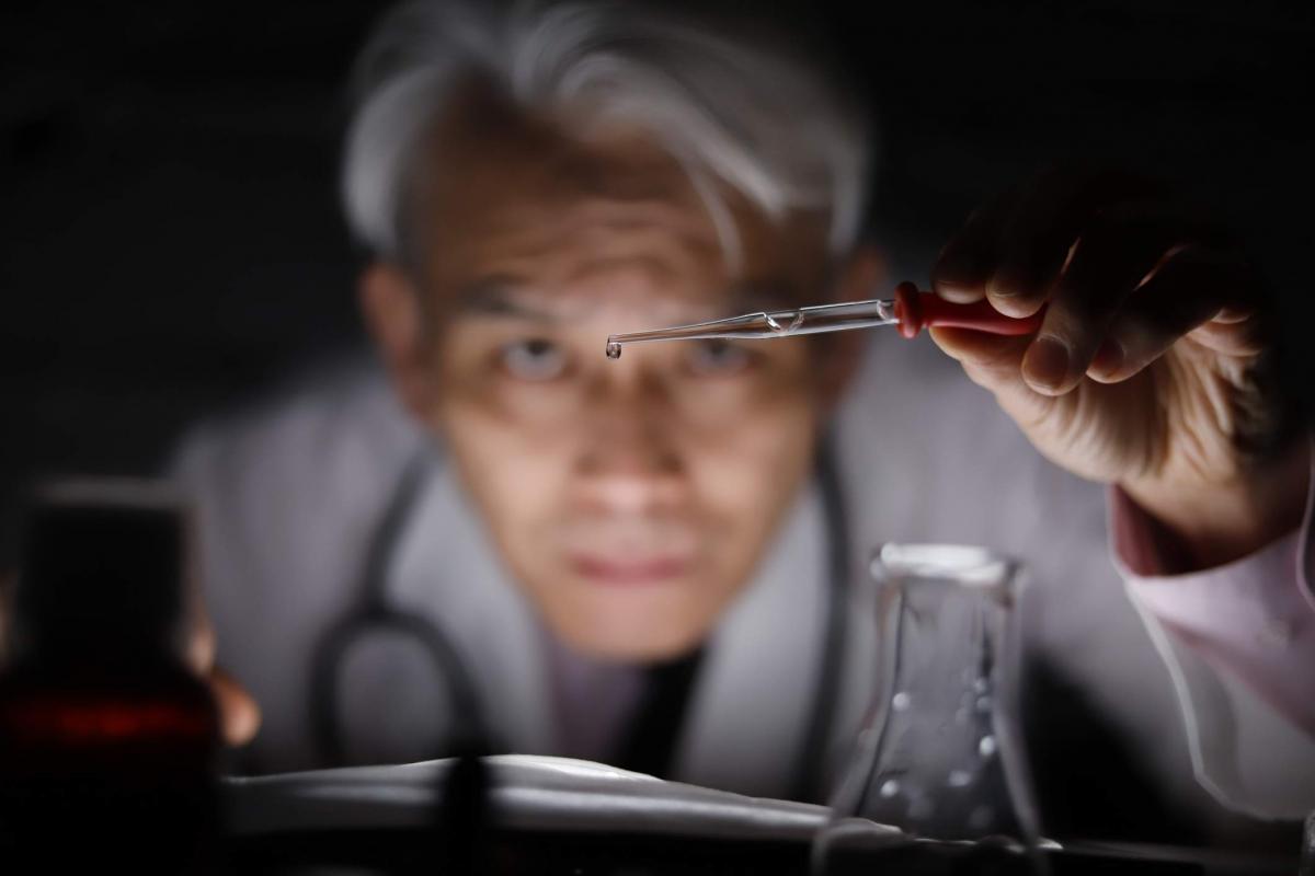 Un doctor experimentando