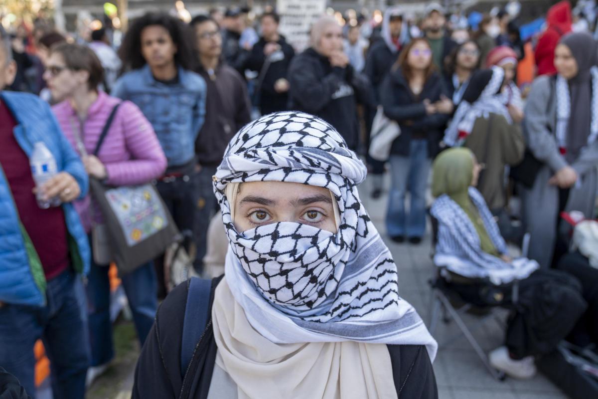 Una estudiante participa en una protesta en la Ciudad Universitaria de Nueva York