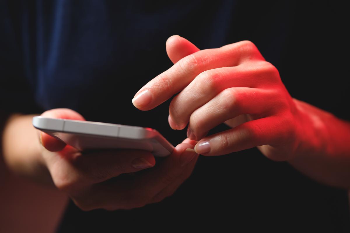 Una mujer con el teléfono móvil.