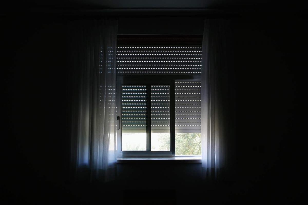 Ventana por la que entra poca luz