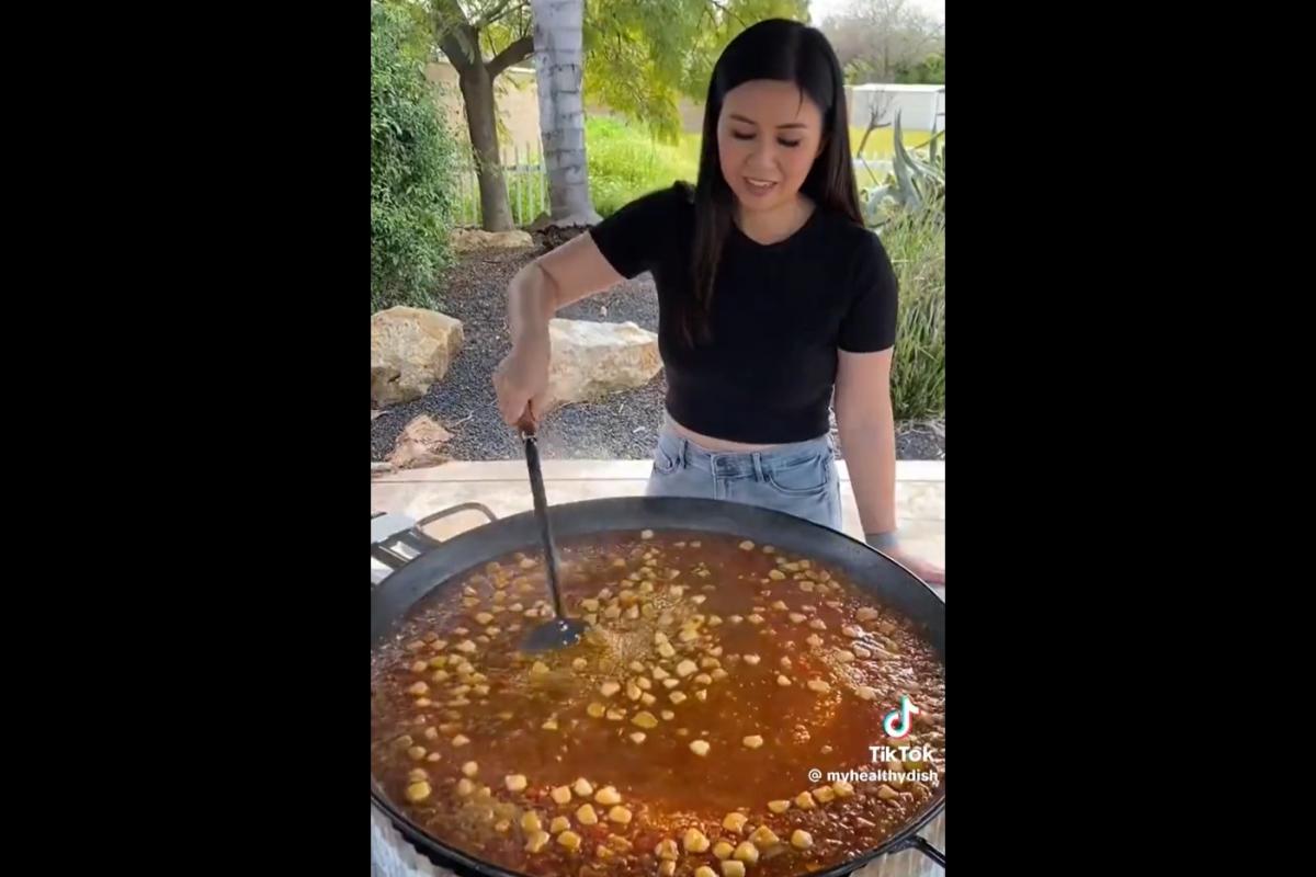 La usuaria de TikTok preparando una paella