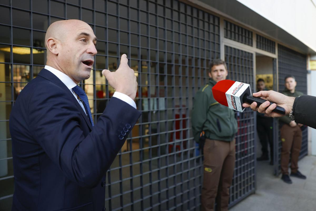 El expresidente de la Real Federación Española de Fútbol (RFEF) Luis Rubiales (i) habla con los medios a su llegada al juzgado de instrucción número 4 de Majadahonda (Madrid) para declarar este lunes ante la jueza que le investiga por el contrato que llevó la Supercopa a Arabia Saudí y por otros del ente federativo cuando él lo presidía, entre 2018 y 2023.