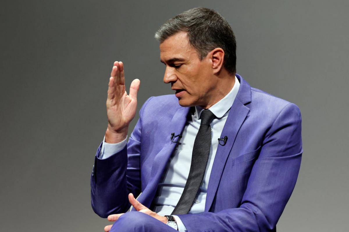 Gesto de Pedro Sánchez en la presentación de su segundo libro