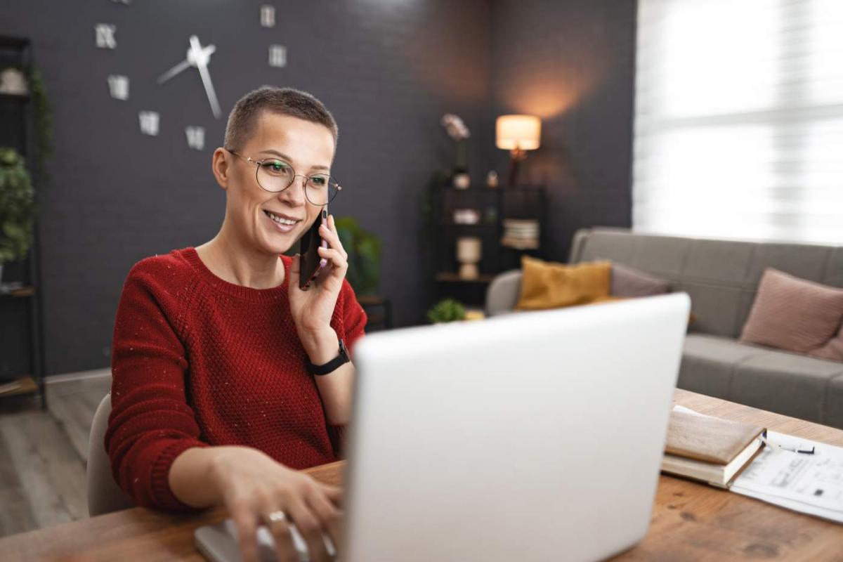 Mujer haciendo la declaración de la Renta por teléfono