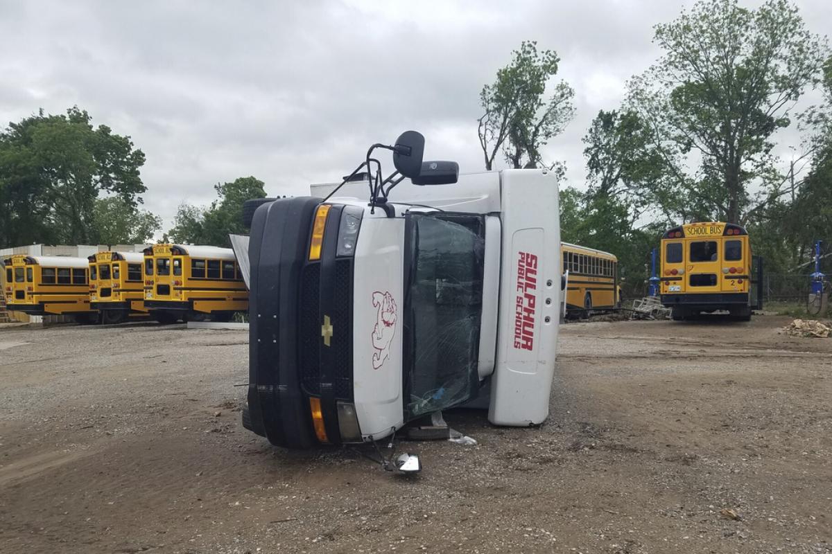 Un autobús escolar, tumbado por un tornado en el estado de Oklahoma.