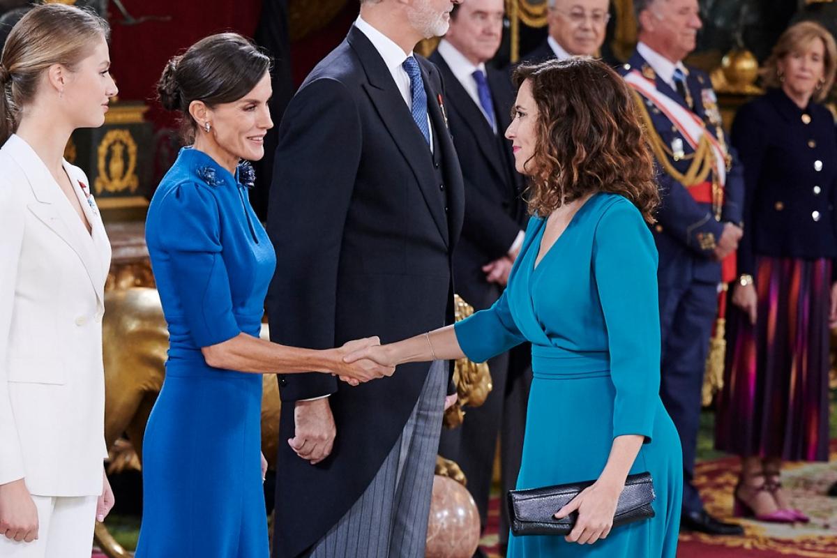 La reina Letizia saludando a Ayuso.