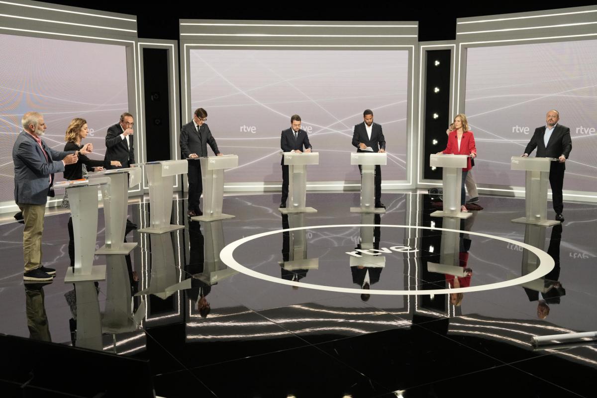 Los candidatos electorales se preparan instantes antes del inicio del debate electoral organizado por RTVE Cataluña.