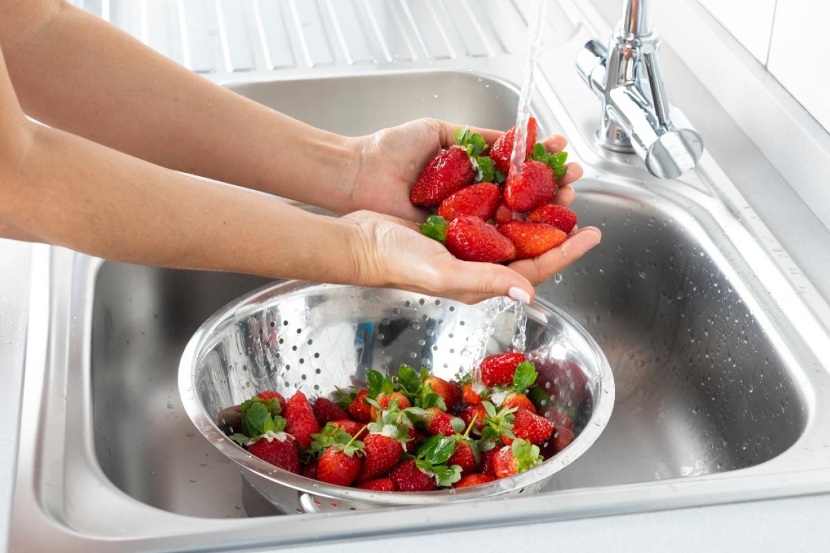 Fresas siendo lavadas