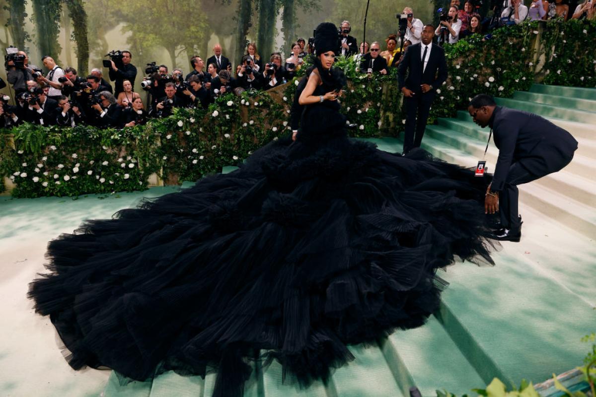 Cardi B sube la escalinata de entrada a la Met Gala 2024.