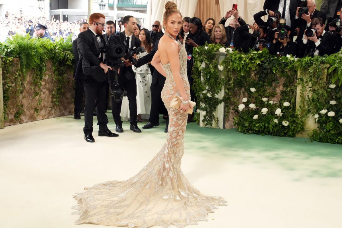 Jennifer López a su llegada a la Met Gala 2024.